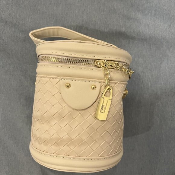 Neiman Marcus Equestrian White Vegan Leather Bucket Bag - Picture 1 of 6